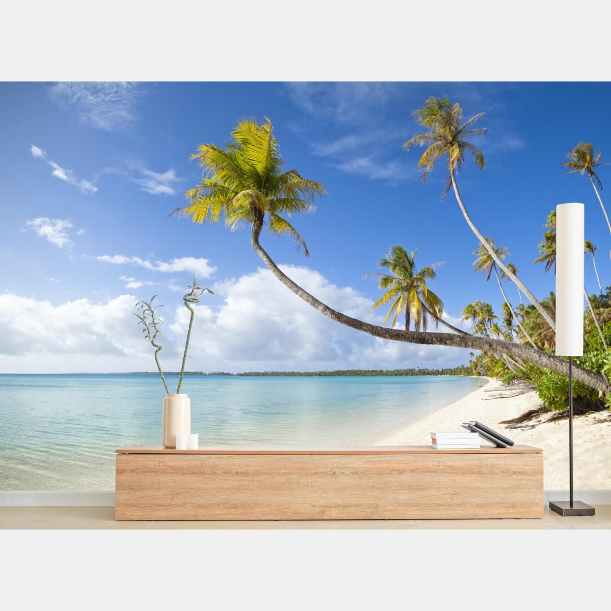 Fototapete tropischer türkisblauer strand mit geneigter palme – Wallnifity®