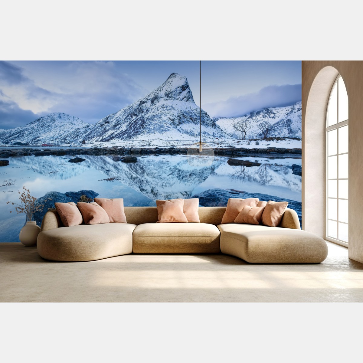 Fototapete schneebedeckter berg gespiegelt auf ruhigem wasser, Norwegen – Wallnifity®