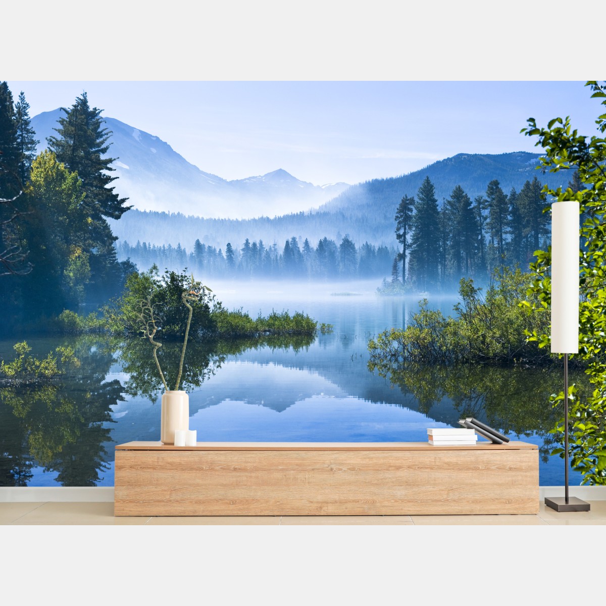 Fototapete nebliger bergsee mit spiegelnder oberfläche – Wallnifity®