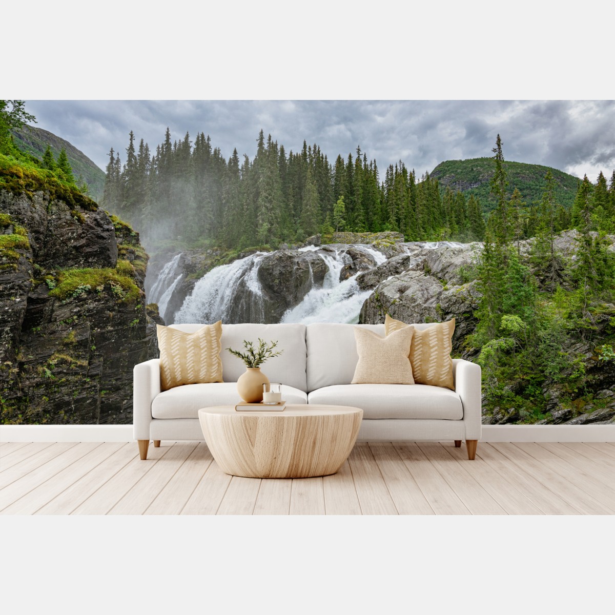 Fototapete nebliger wasserfall im dichten kiefernwald – Wallnifity®