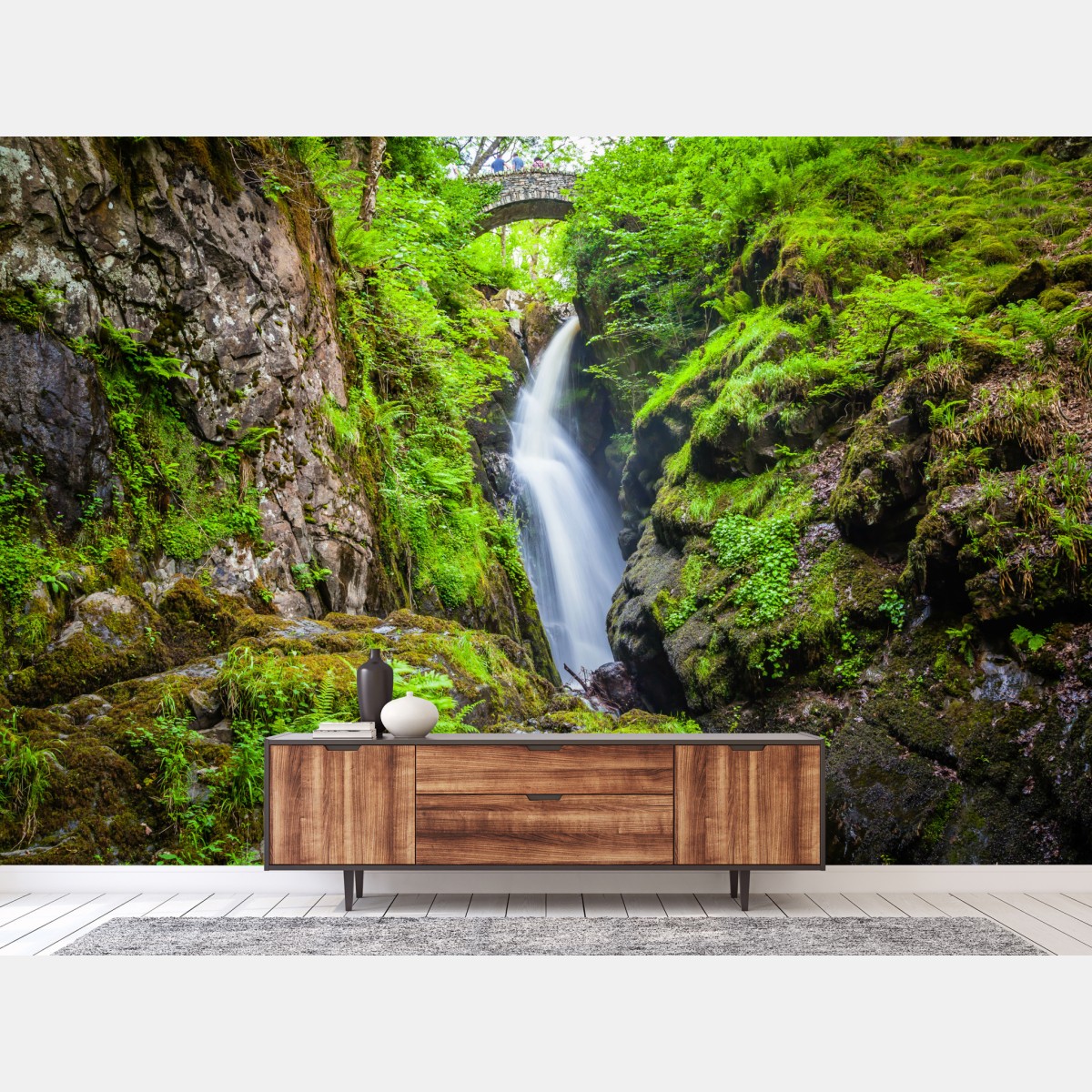 Fototapete wasserfall in moosiger schlucht mit steinbrücke – Wallnifity®