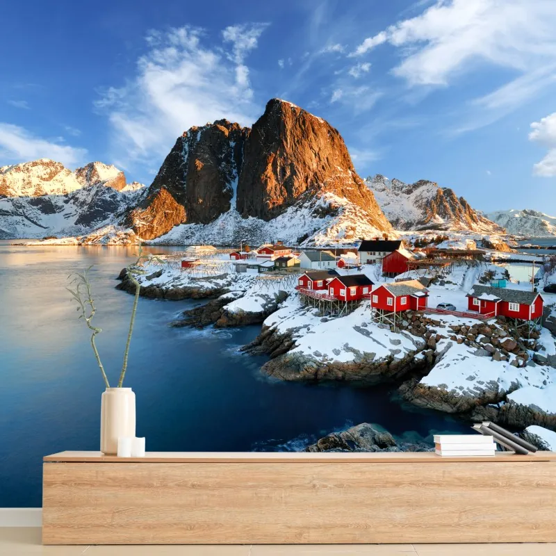 Fototapete sonnenbeschienenes Hamnøy am fjord