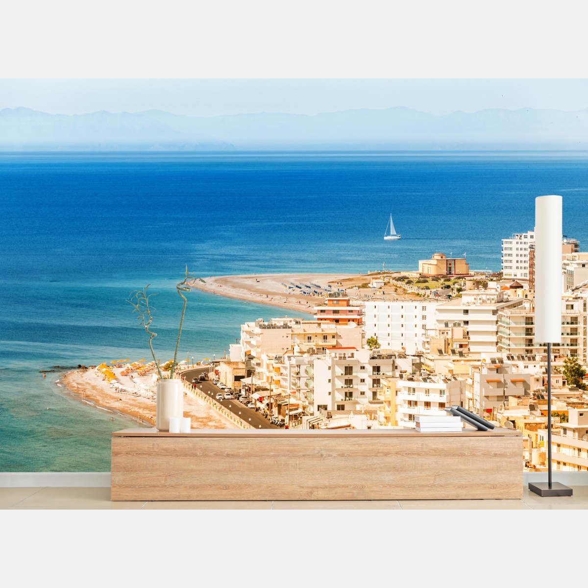 Fototapete sonnige küstenstadt-panorama mit segelboot – Wallnifity®