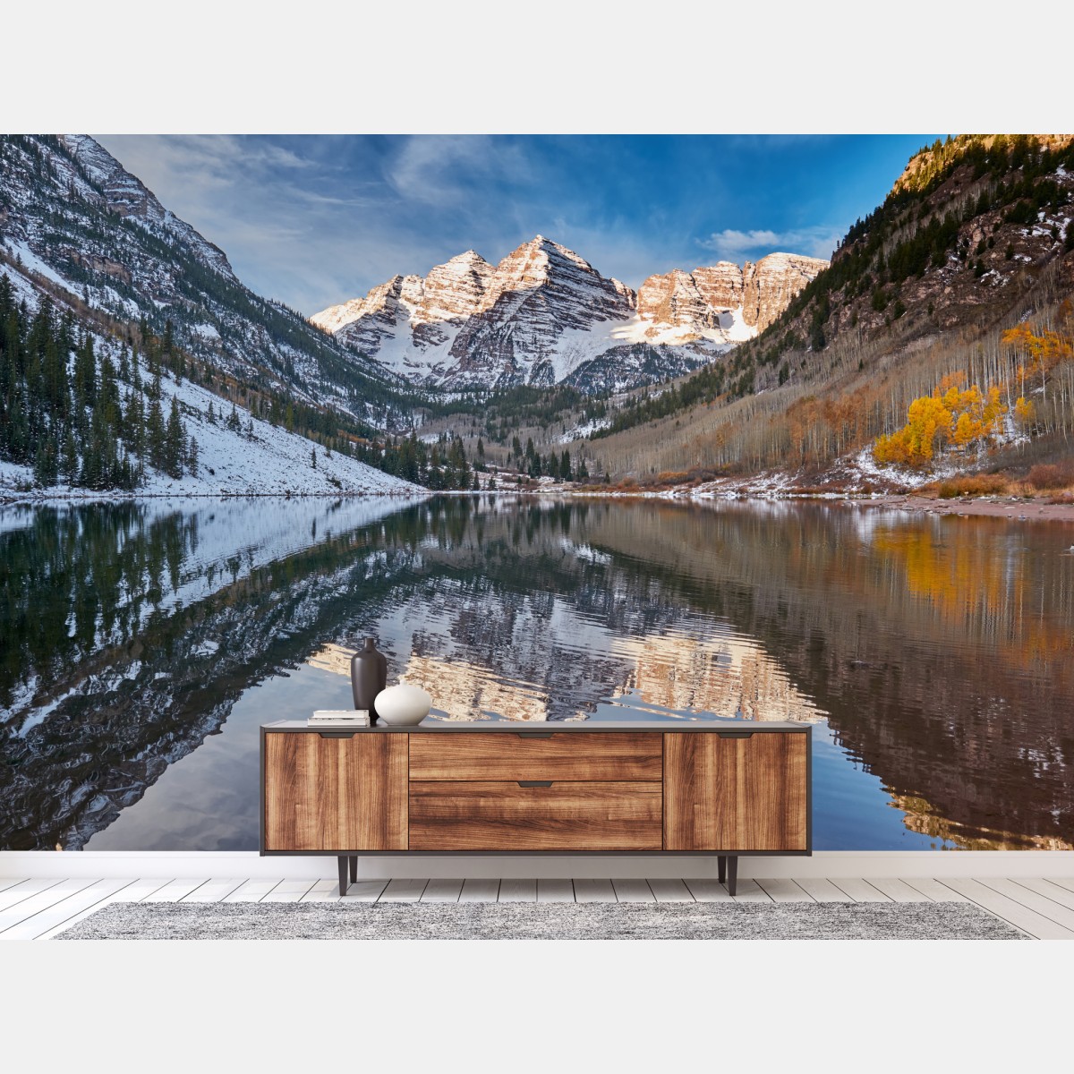 Fototapete ruhiger alpensee, der schneebedeckte gipfel und bunte herbstbäume spiegelt – Wallnifity®
