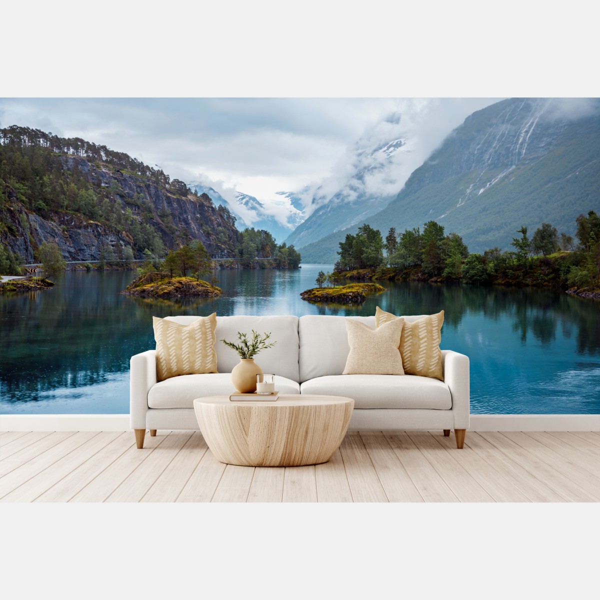 Fototapete Lovatnet see mit spiegelung in nebeligen bergen Norwegens – Wallnifity®
