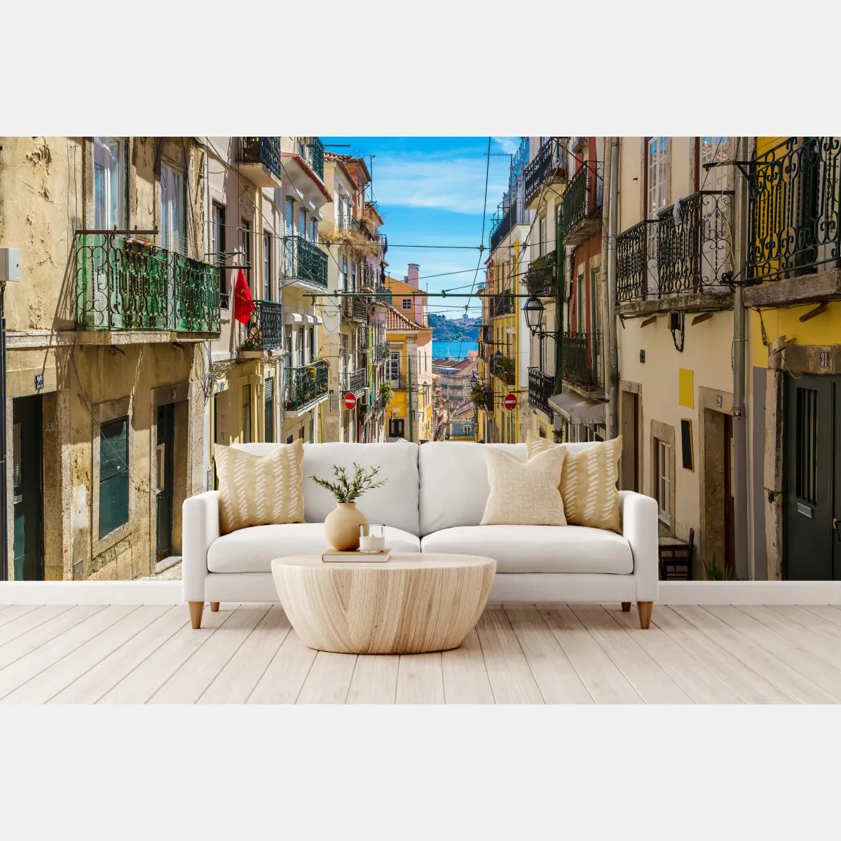 Fototapete alte straße in Lissabon an einem sommerlichen tag – Wallnifity®