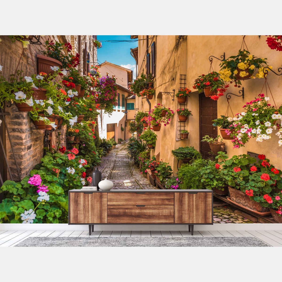 Fototapete sonnige blumengasse in Umbrien – Wallnifity®