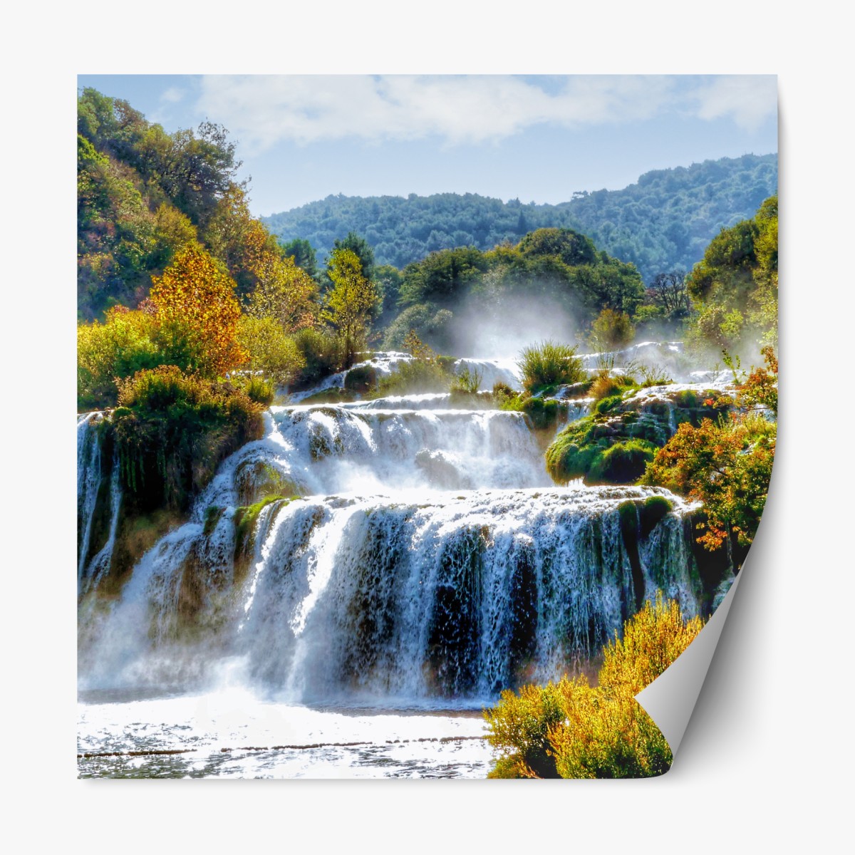 Repositionierbarer Aufkleber stufenförmiger wasserfall im üppigen wald – Wallnifity®