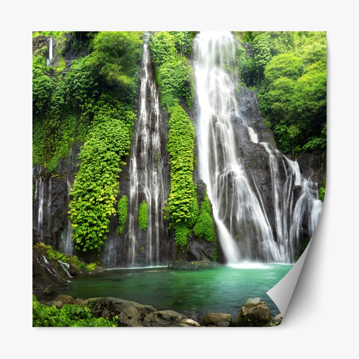 Repositionierbarer Aufkleber ruhiger wasserfall im smaragdgrünen wald – Wallnifity®
