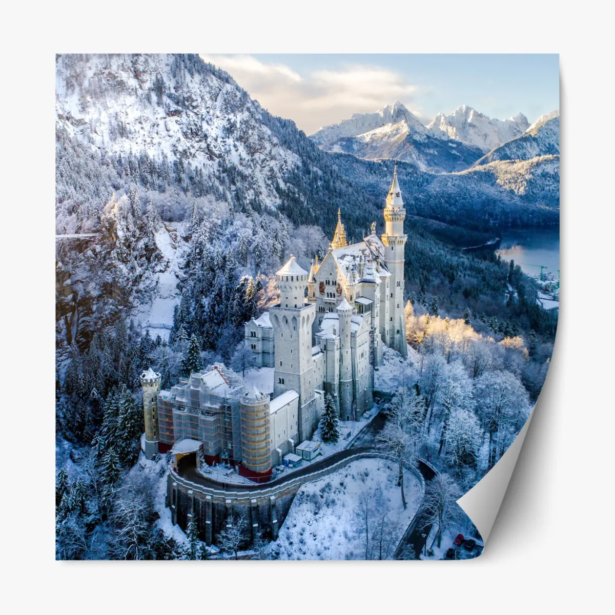 Repositionierbarer Aufkleber winterliches schloss in verschneiten bergen – Wallnifity®