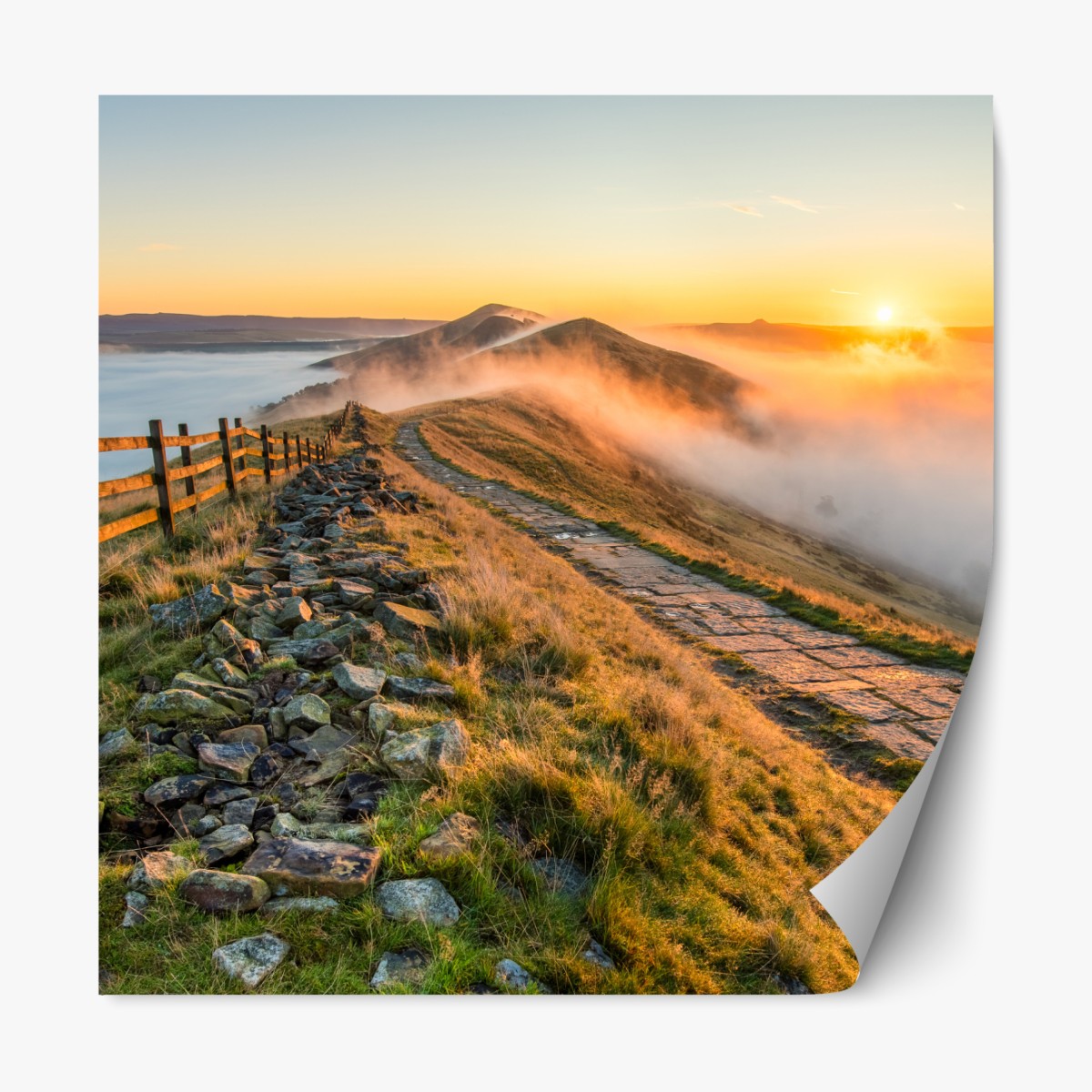 Repositionierbarer Aufkleber sonnenaufgang über einem nebligen bergrücken mit steinweg – Wallnifity®