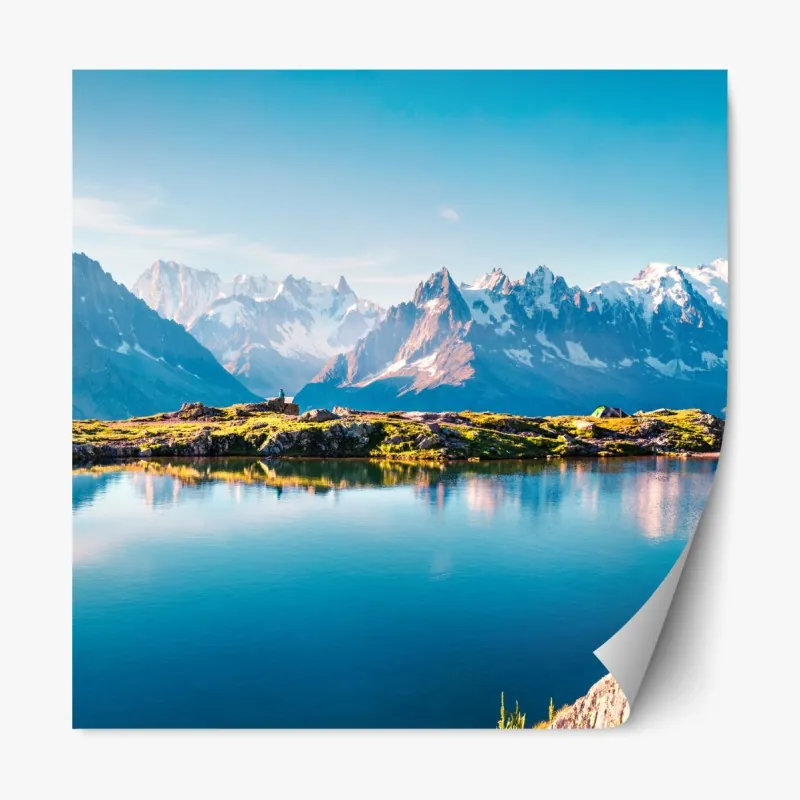 Repositionierbarer Aufkleber nebeliger sonnenaufgang über einer ländlichen wiese – Wallnifity®