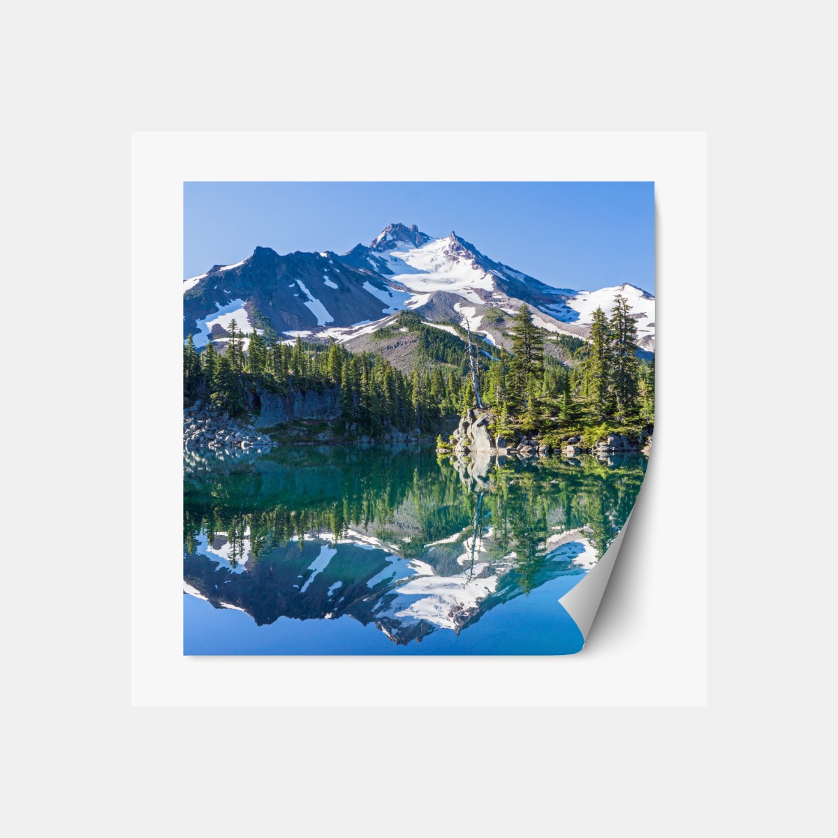 Repositionierbarer Aufkleber ruhiger bergsee mit spiegelndem bergpanorama – Wallnifity®