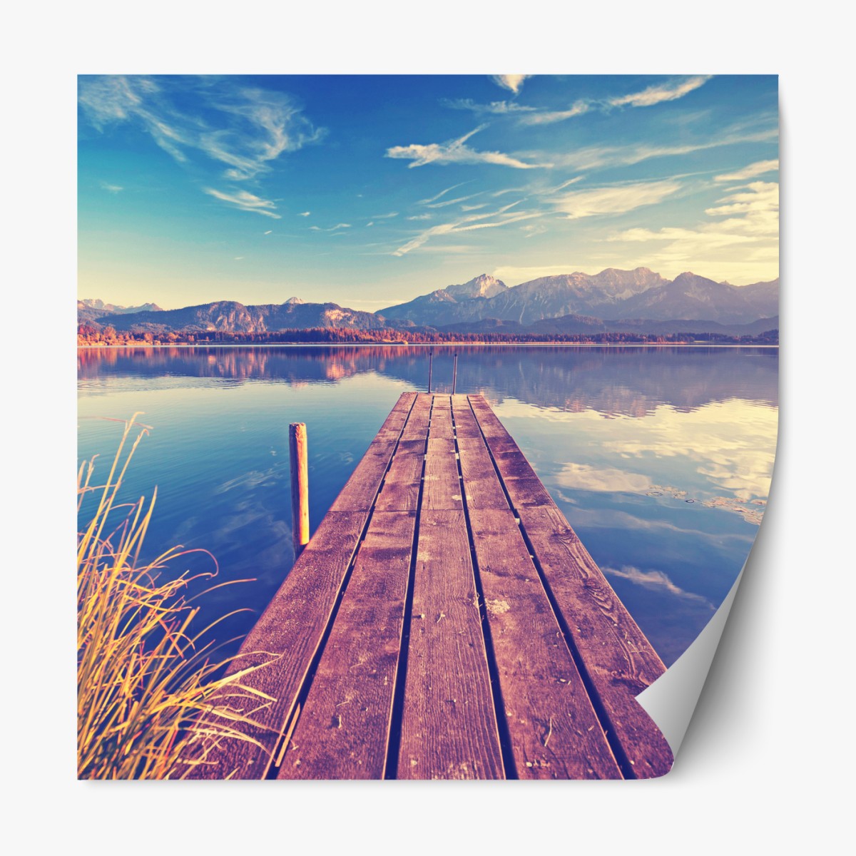 Repositionierbarer Aufkleber holzsteg am bergsee bei sonnenaufgang – Wallnifity®