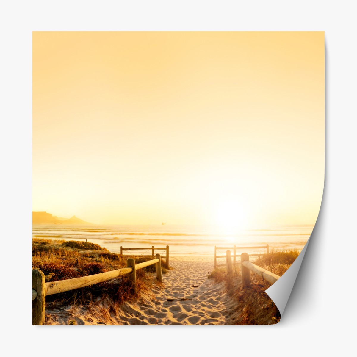 Repositionierbarer Aufkleber goldenes sonnenuntergangspanorama am strand mit Tafelberg – Wallnifity®