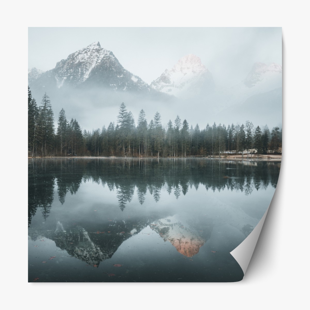 Repositionierbarer Aufkleber neblige alpine spiegelung am ruhigen see – Wallnifity®