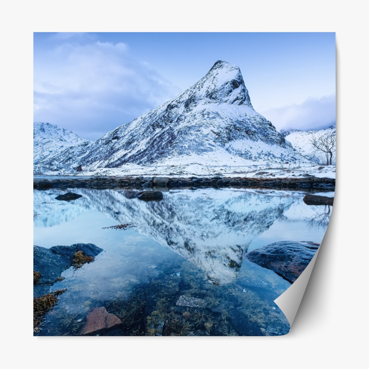 Repositionierbarer Aufkleber schneebedeckter berg gespiegelt auf ruhigem wasser, Norwegen – Wallnifity®