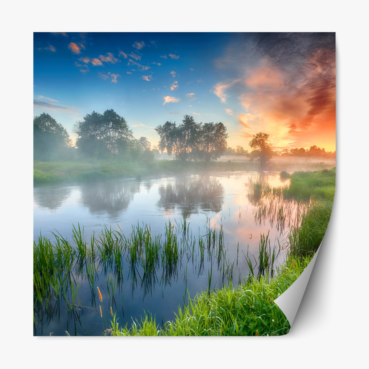 Repositionierbarer Aufkleber nebliger fluss bei sonnenaufgang über grünen ufern – Wallnifity®