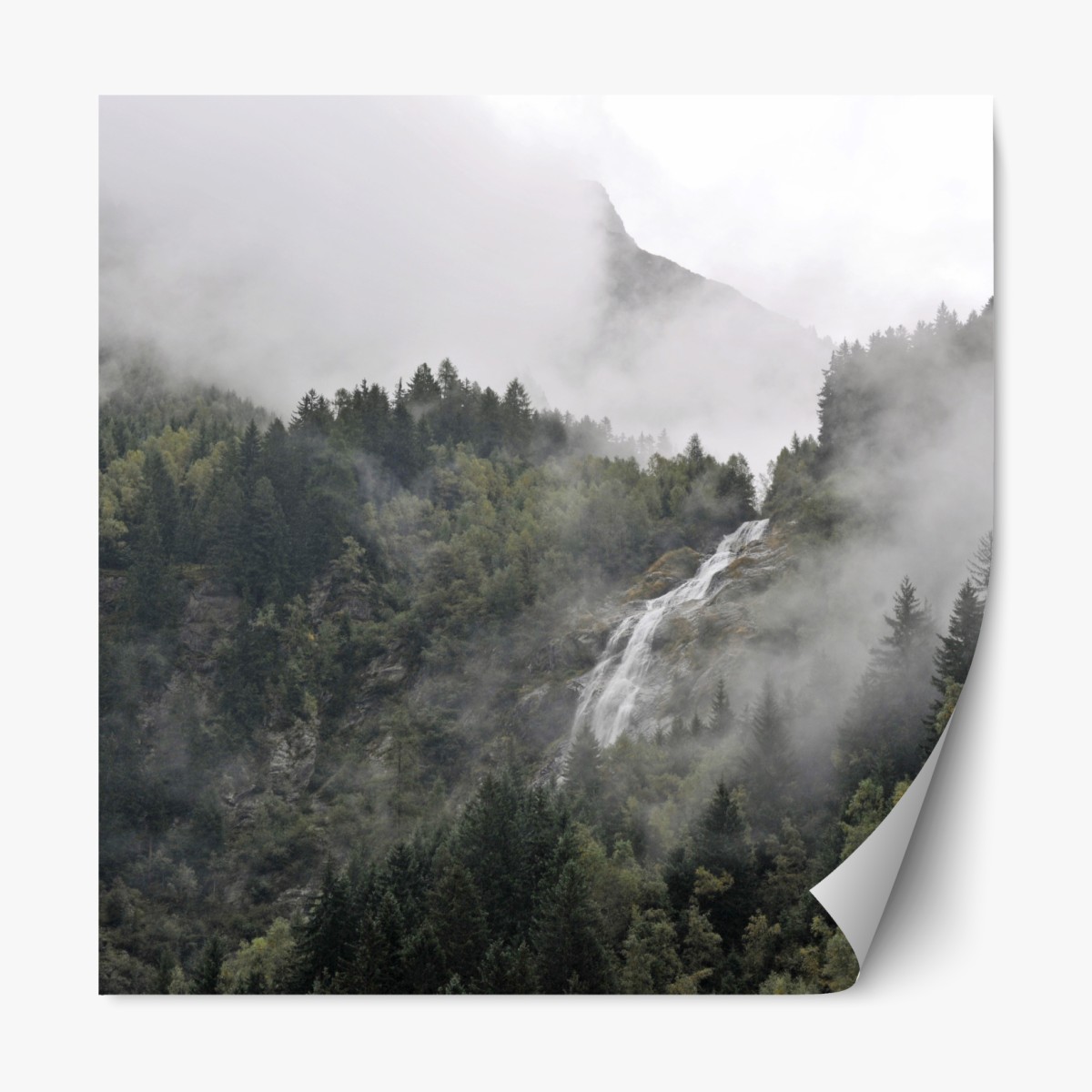Repositionierbarer Aufkleber nebliger wasserfall im bergwald – Wallnifity®
