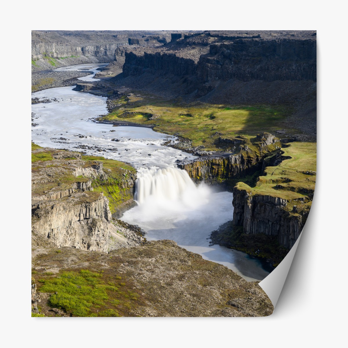 Repositionierbarer Aufkleber majestätischer wasserfall in einer isländischen schlucht – Wallnifity®