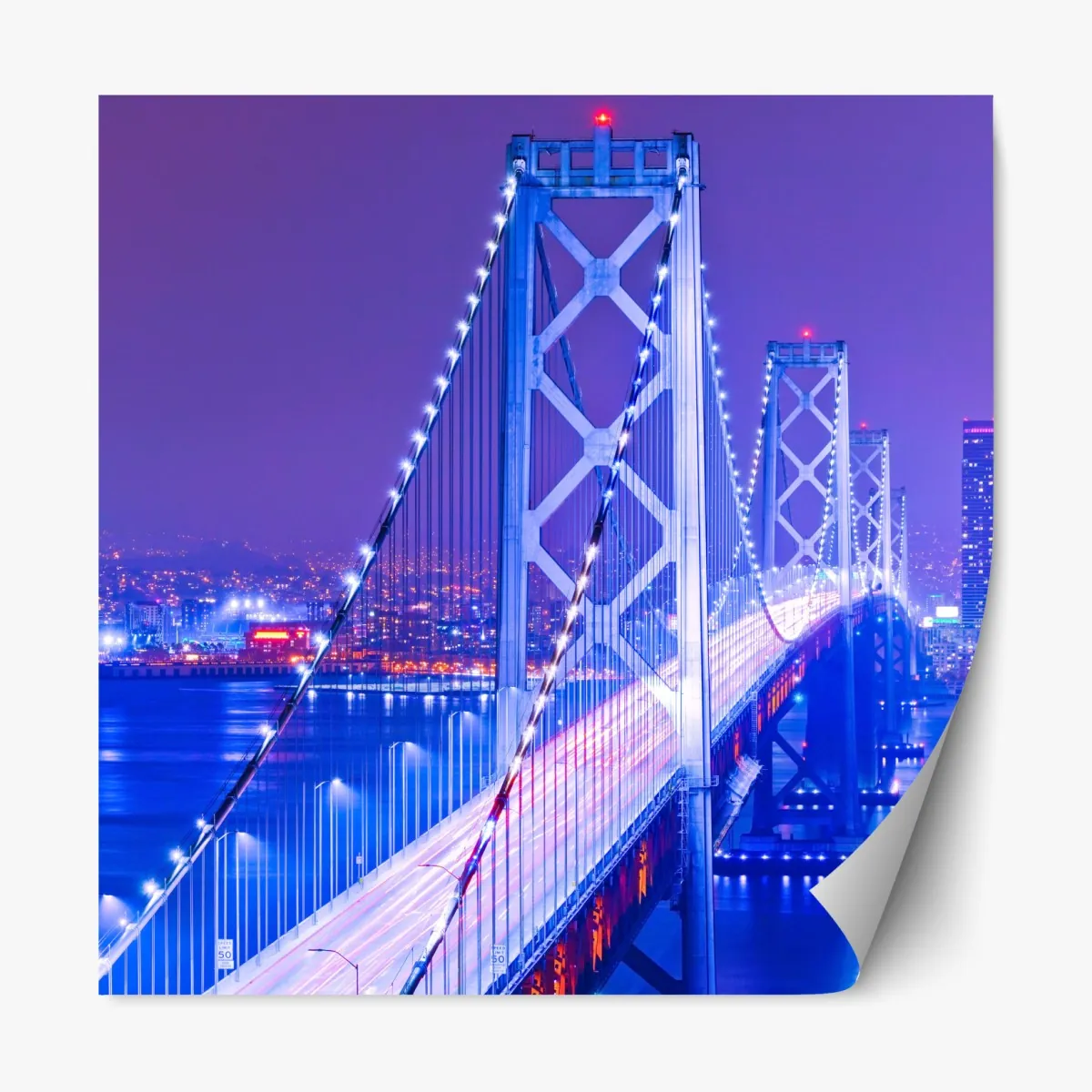 Repositionierbarer Aufkleber beleuchtete hängebrücke und stadtsilhouette bei nacht – Wallnifity®