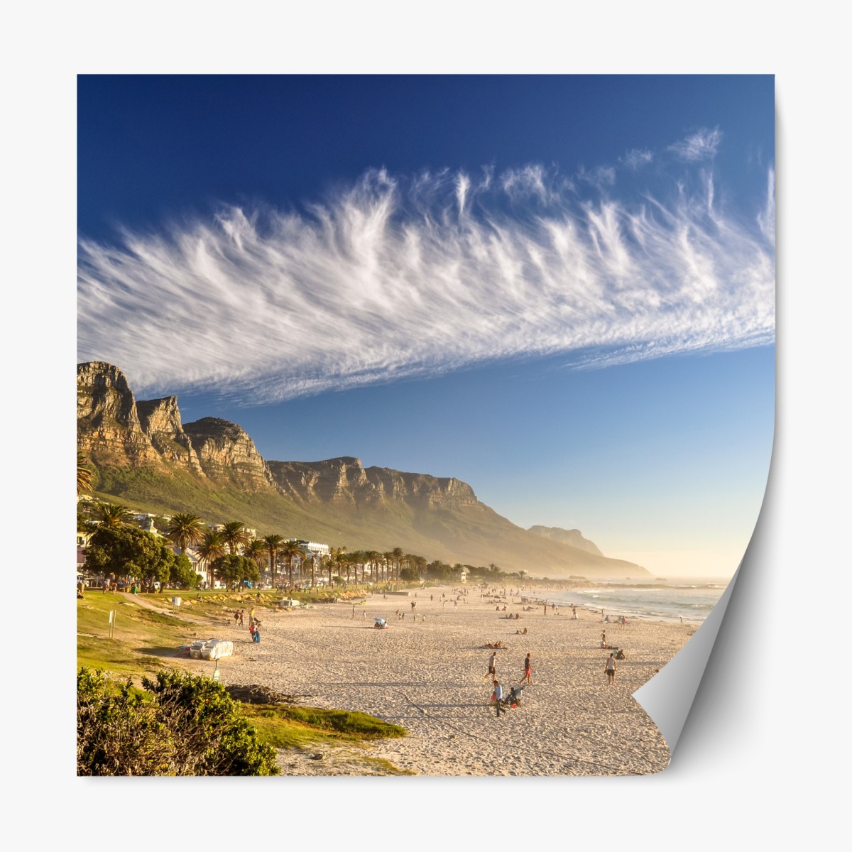 Repositionierbarer Aufkleber sonnenstrand mit bergkulisse – Wallnifity®