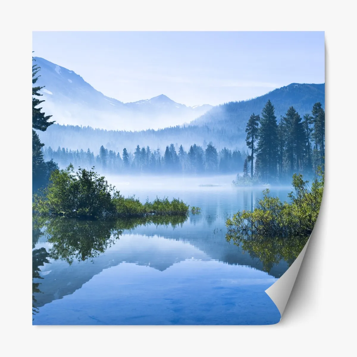 Repositionierbarer Aufkleber nebliger bergsee mit spiegelnder oberfläche – Wallnifity®