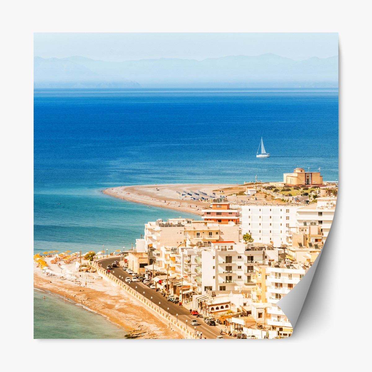 Repositionierbarer Aufkleber sonnige küstenstadt-panorama mit segelboot – Wallnifity®