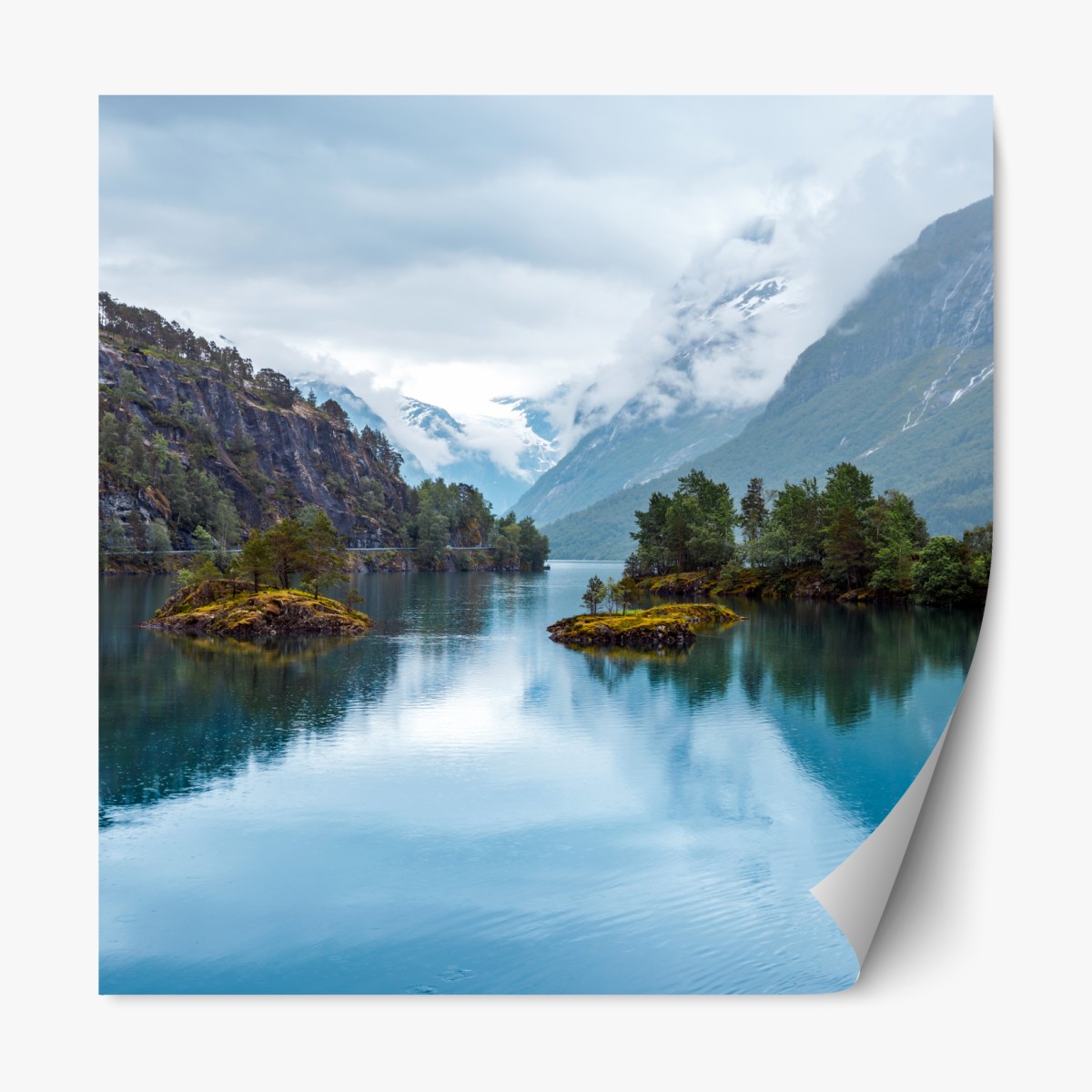 Repositionierbarer Aufkleber Lovatnet see mit spiegelung in nebeligen bergen Norwegens – Wallnifity®