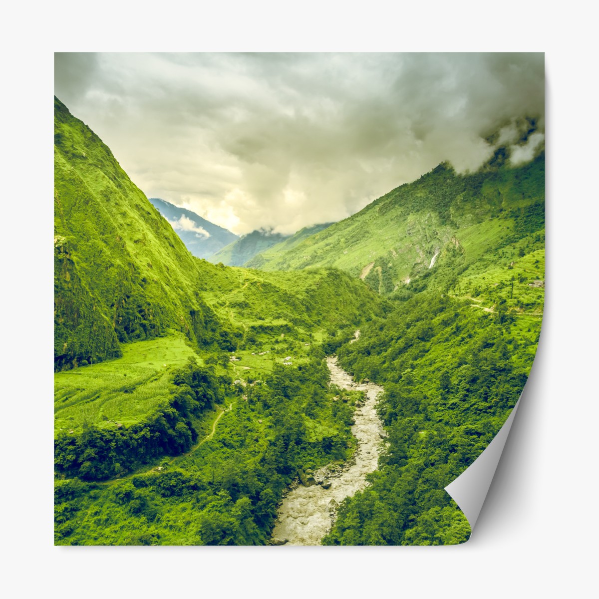 Repositionierbarer Aufkleber üppiges grünes bergtal mit fluss – Wallnifity®