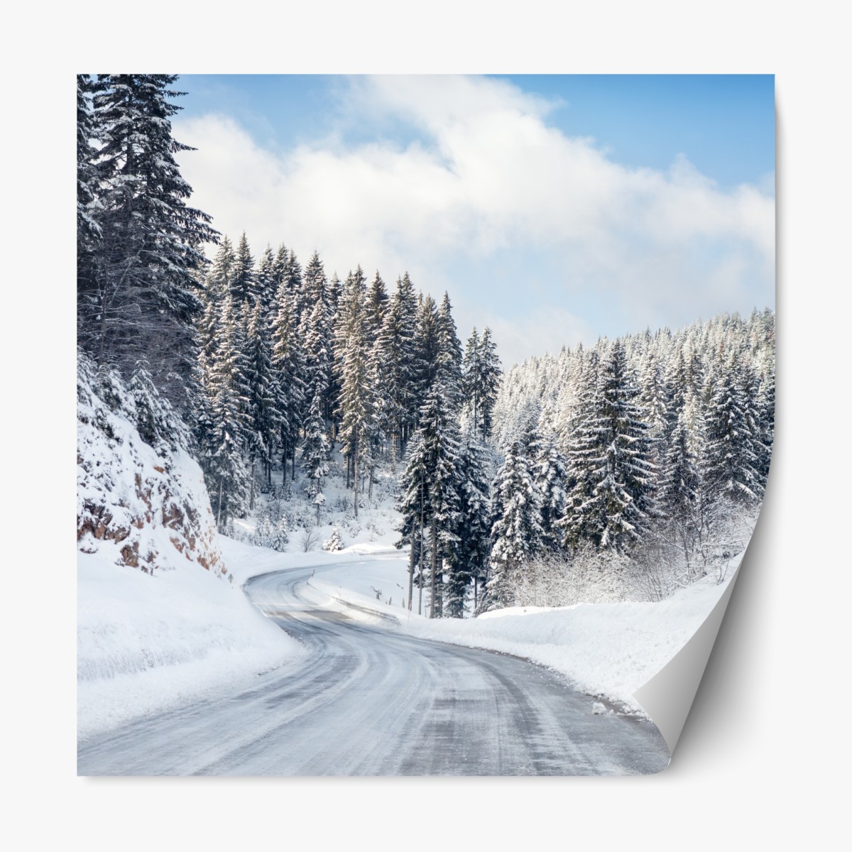 Repositionierbarer Aufkleber winterstraße durch verschneiten nadelwald – Wallnifity®