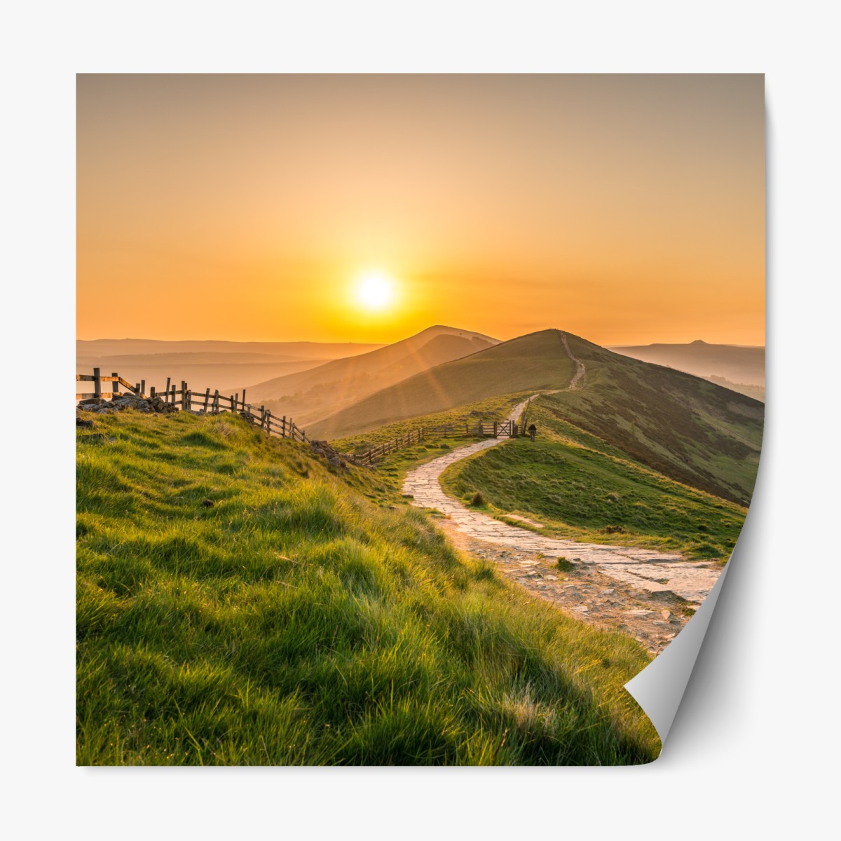 Repositionierbarer Aufkleber sonnenaufgang über grünen hügeln – Wallnifity®