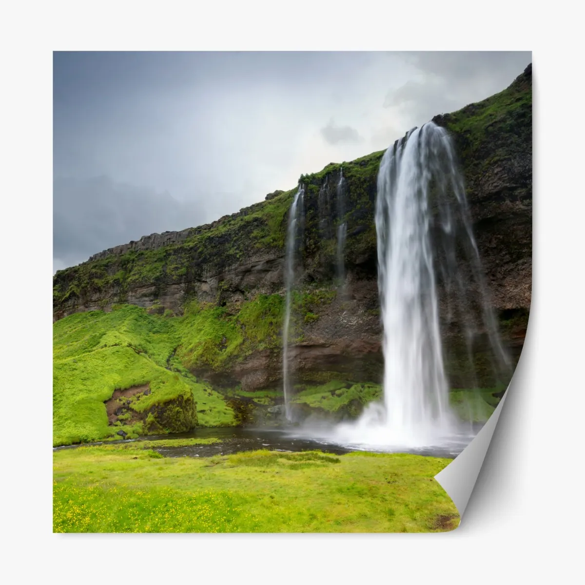 Repositionierbarer Aufkleber dramatischer wasserfall bei Seljalandsfoss, Island – Wallnifity®