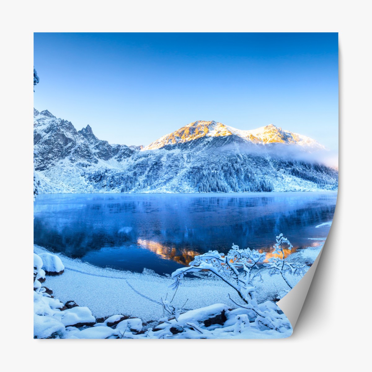 Repositionierbarer Aufkleber winterlicher sonnenaufgang über dem gefrorenen bergsee – Wallnifity®