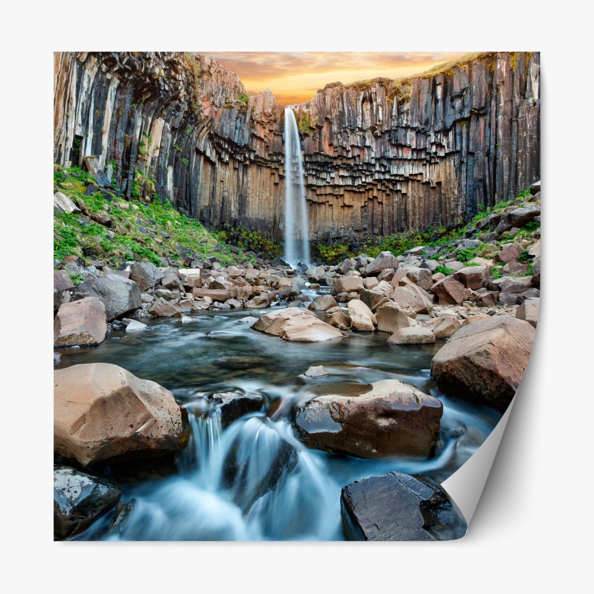 Repositionierbarer Aufkleber dramatischer wasserfall zwischen basaltklippen – Wallnifity®