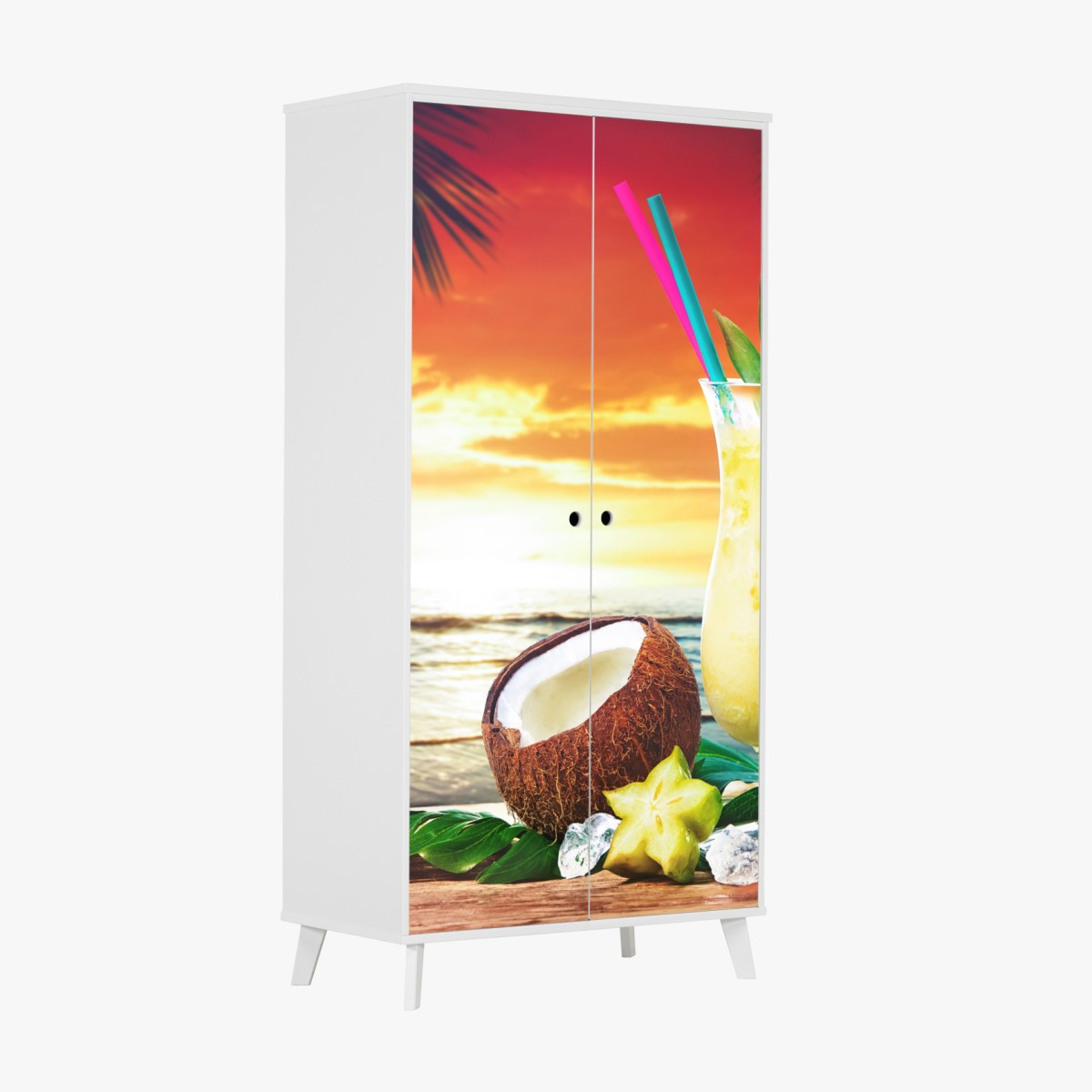 Schrankaufkleber tropischer kokos-ananas-cocktail am strand bei sonnenuntergang – Wallnifity®