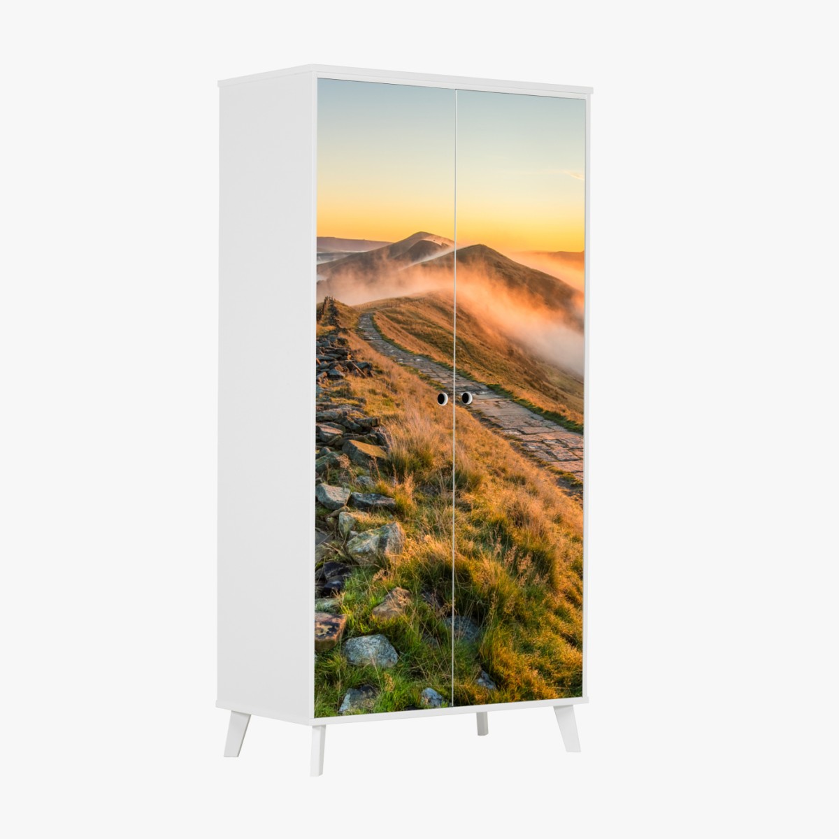 Schrankaufkleber sonnenaufgang über einem nebligen bergrücken mit steinweg – Wallnifity®