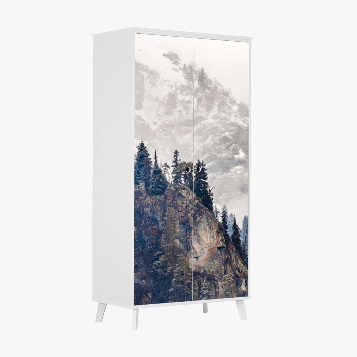Schrankaufkleber nebliger berg mit felsklippe und kieferwald – Wallnifity®
