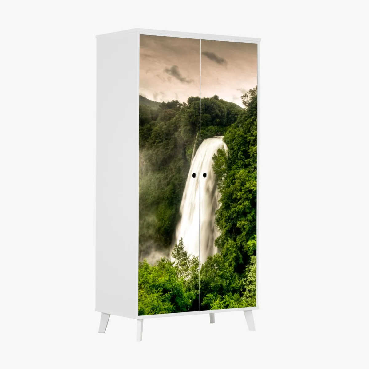 Schrankaufkleber Marmore wasserfall in Umbrien: neblige grüne landschaft – Wallnifity®