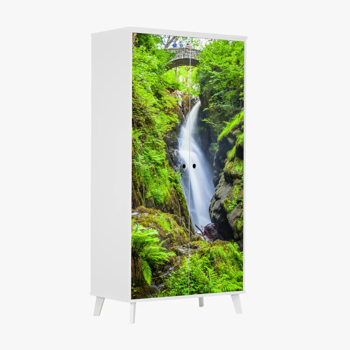 Schrankaufkleber wasserfall in moosiger schlucht mit steinbrücke – Wallnifity®