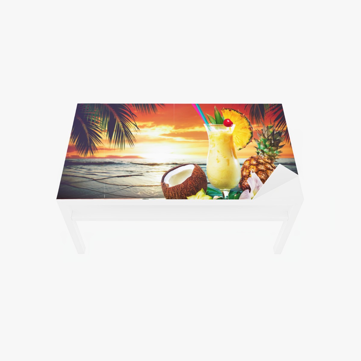 Tischaufkleber und Schreibtischaufkleber tropischer kokos-ananas-cocktail am strand bei sonnenuntergang – Wallnifity®