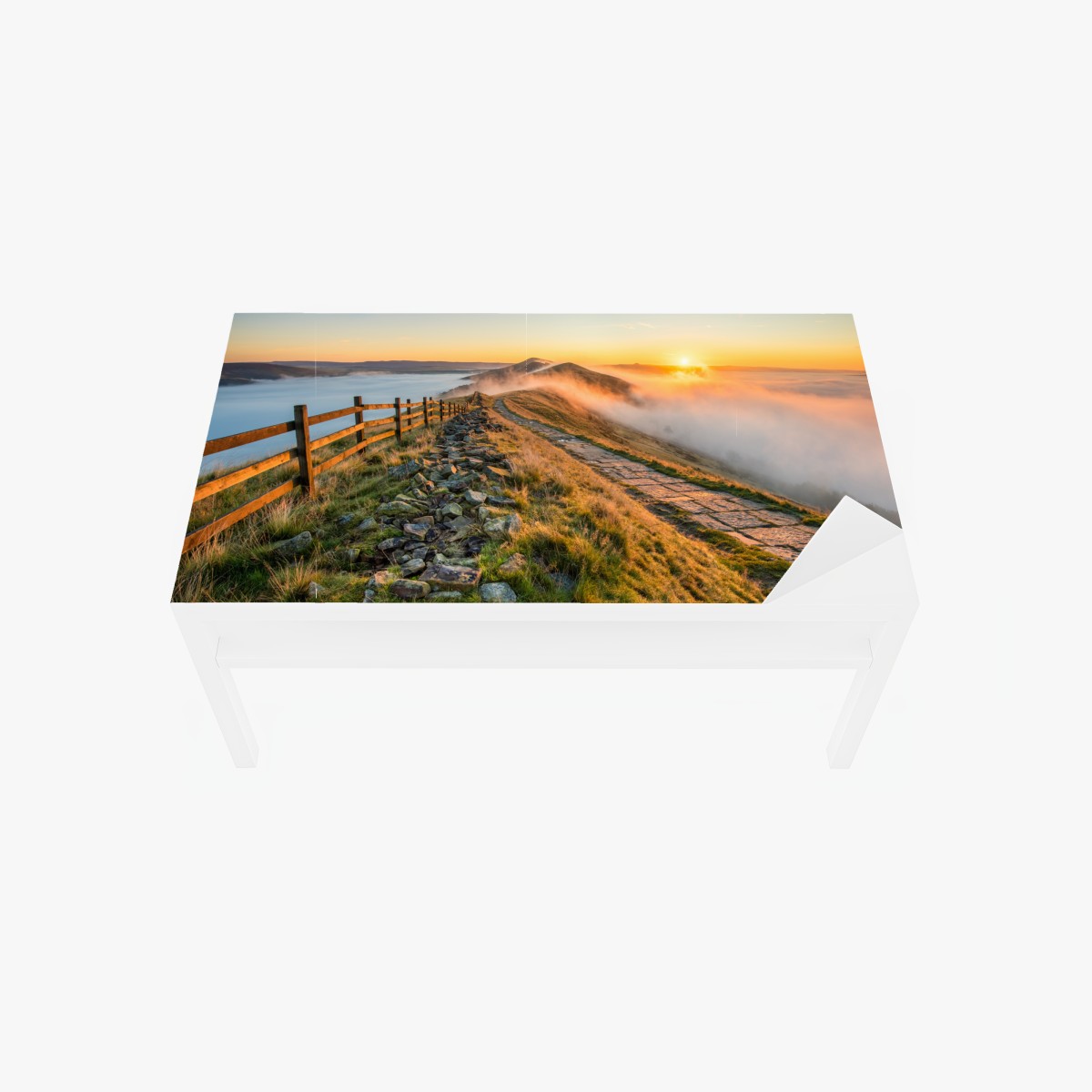 Tischaufkleber und Schreibtischaufkleber sonnenaufgang über einem nebligen bergrücken mit steinweg – Wallnifity®