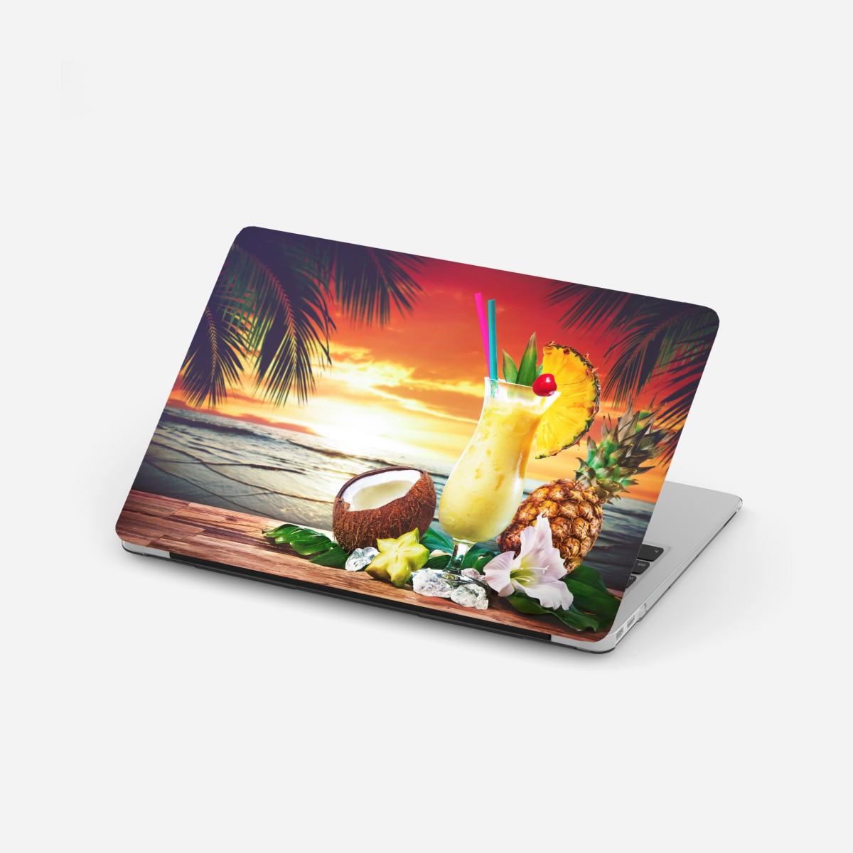 Laptop-Aufkleber tropischer kokos-ananas-cocktail am strand bei sonnenuntergang – Wallnifity®