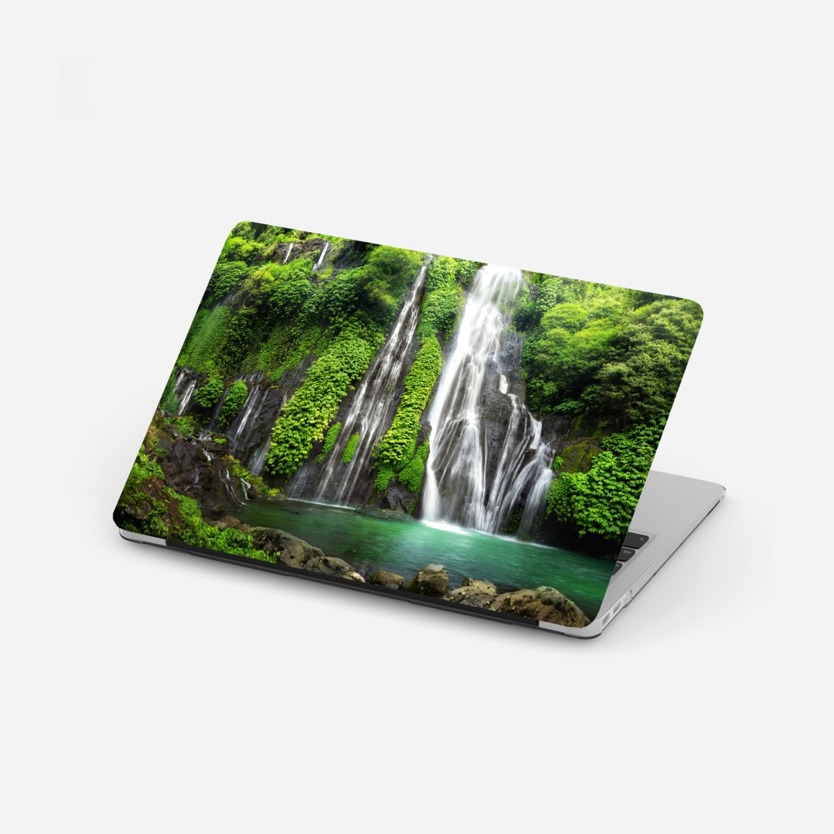 Laptop-Aufkleber ruhiger wasserfall im smaragdgrünen wald – Wallnifity®
