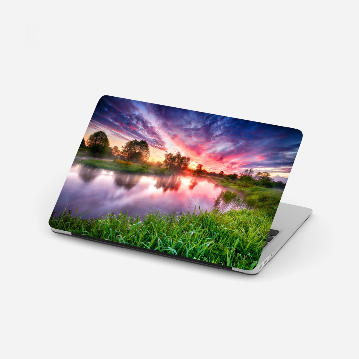 Laptop-Aufkleber ruhiger sommer sonnenaufgang am flussufer – Wallnifity®