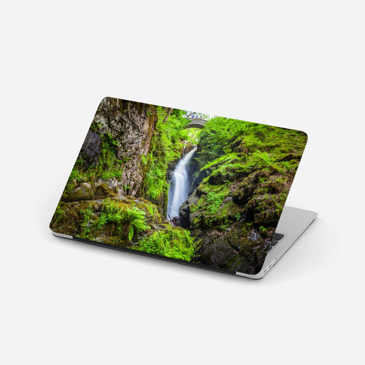 Laptop-Aufkleber wasserfall in moosiger schlucht mit steinbrücke – Wallnifity®