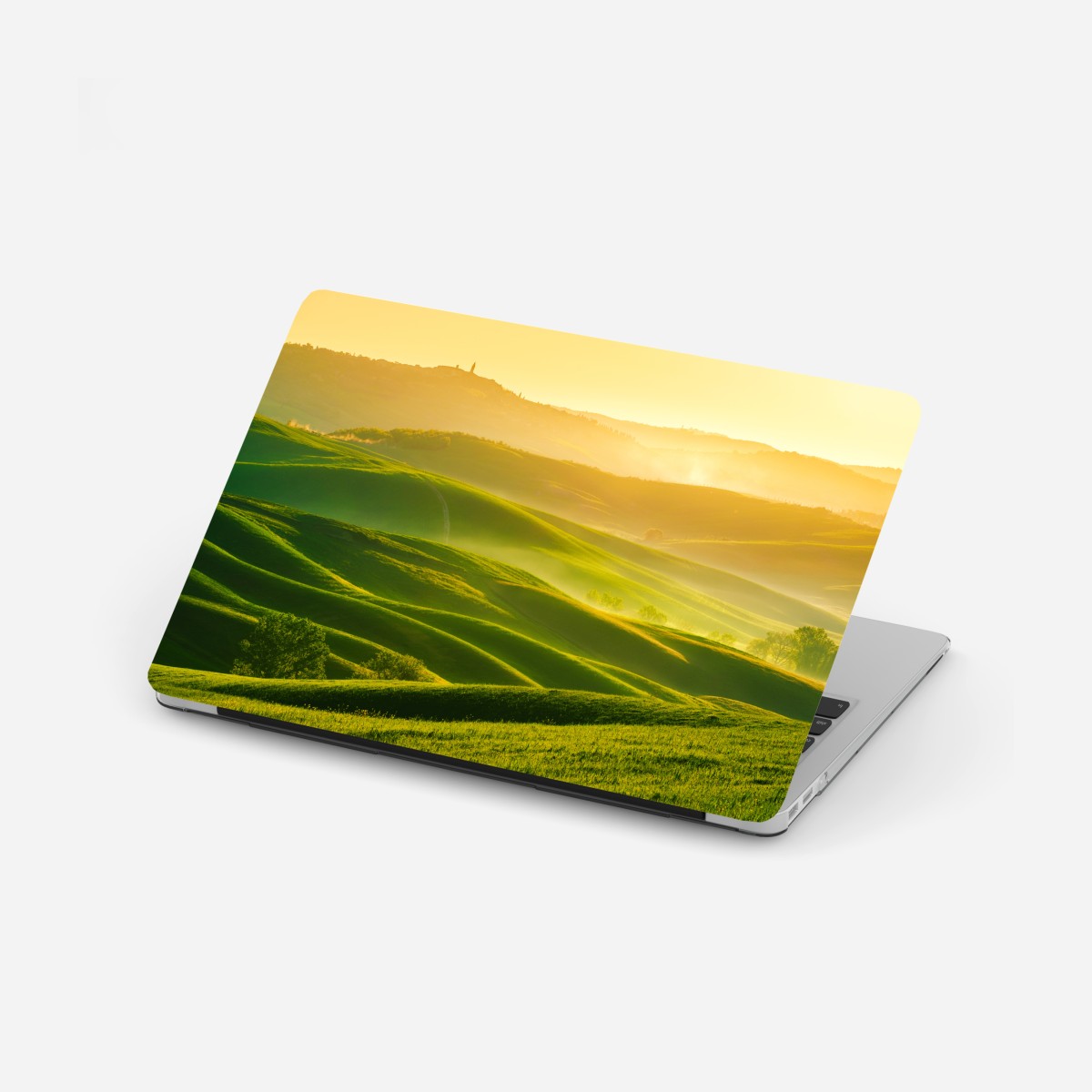 Laptop-Aufkleber goldener sonnenaufgang über sanften grünen hügeln – Wallnifity®