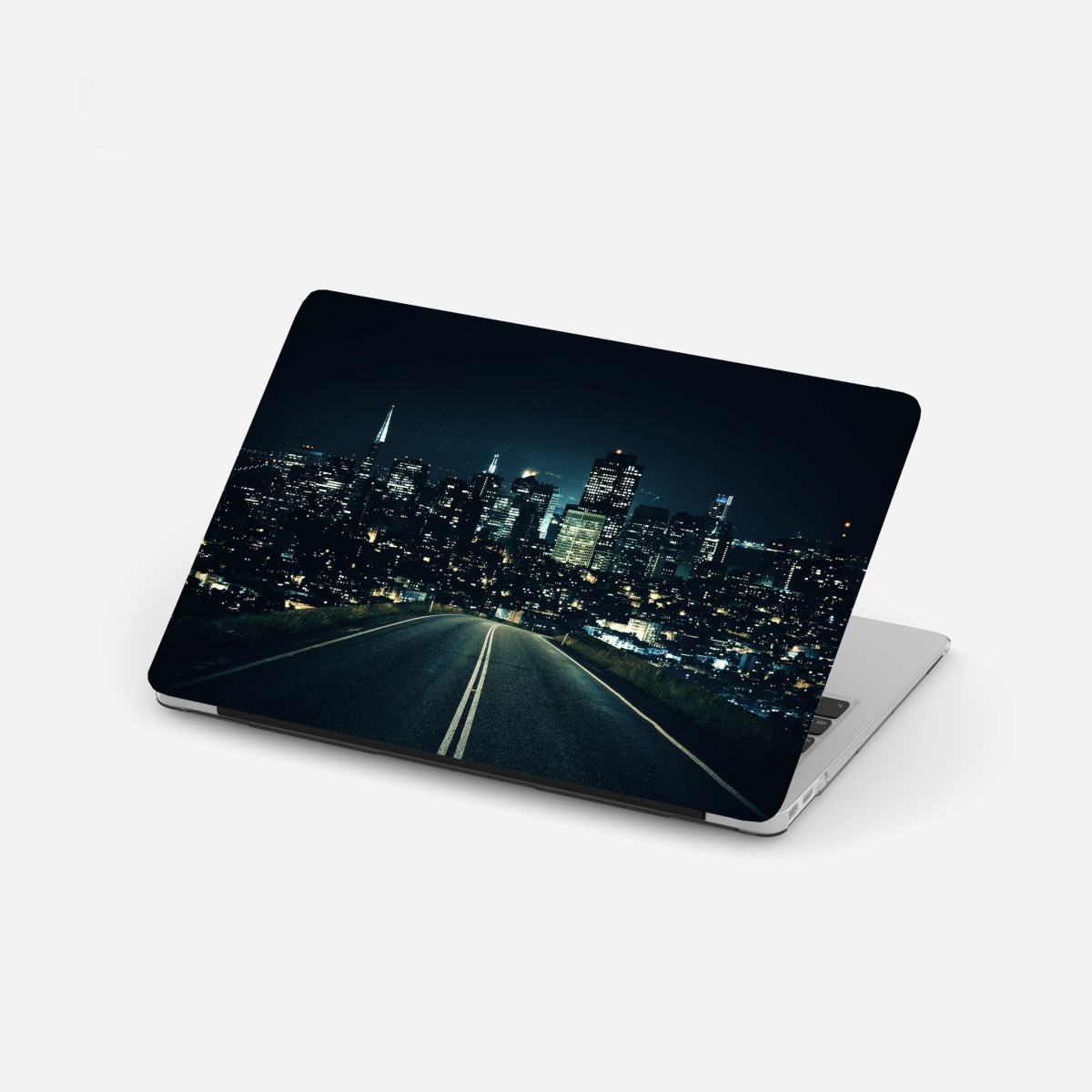 Laptop-Aufkleber straße zur beleuchteten stadtsilhouette bei nacht – Wallnifity®