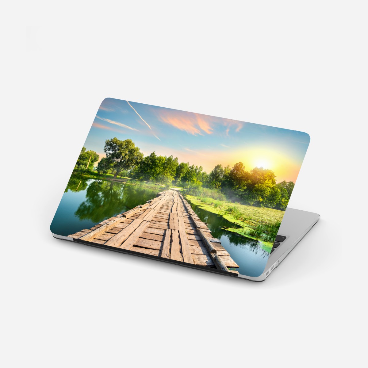Laptop-Aufkleber sonnige hölzerne brücke über ruhigen see – Wallnifity®