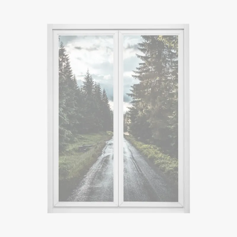 Fensteraufkleber waldweg durch neblige kiefern